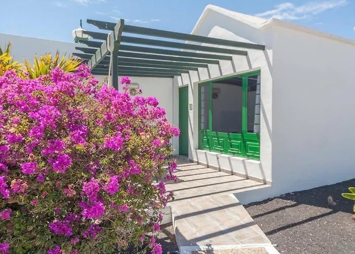 Bandama 14! 2 Bedroom Newly Renovated Bungalow, Los Pocillos, Puerto Del Carmen. with Pool